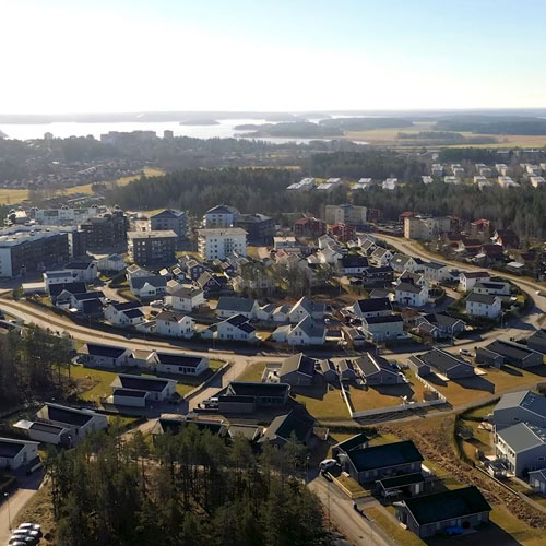 flygbild över bostadsområde i Kungsängen,  mälaren längst bort i bild